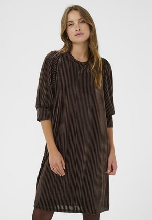 Rochie din catifea maro cu dungi verticale, mâneci până la cot și decolteu rotund. Materialul are un finisaj moale și texturat.