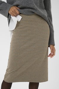 Falda lápiz de cuadros marrón y negro hecha de tela texturizada, con un diseño ajustado y un corte hasta la rodilla, combinada con un suéter gris.