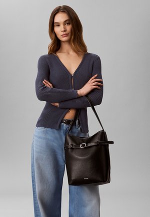 Calvin Klein, BUCKLE MEDIUM BUCKET - Käekott - black