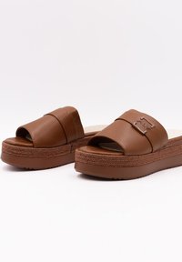 Bruine slipper sandalen van soepel leer, met twee brede banden en een textuurplatformzool met een gevlochten ontwerp.