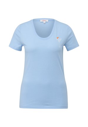 Helles blaues Kurzarm-T-Shirt aus glatt gewebtem Stoff mit einem Rundhalsausschnitt, das ein besticktes Cocktailglas-Design mit "GUTE ZEITEN" zeigt.