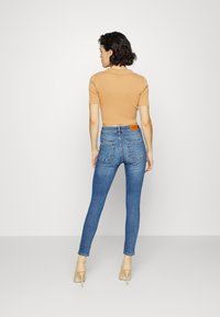 ONLY ONLBLUSH BUTTON - Calças de ganga de corte skinny - medium blue denim