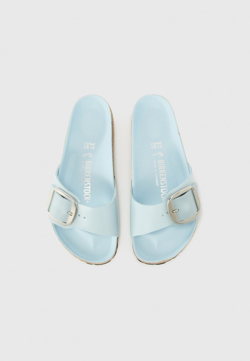 Jasnoniebieskie sandały Birkenstock z pojedynczym paskiem i metalową klamrą. Gładki materiał wierzchni i miękka wkładka, płaska korkowa podeszwa. Rozmiar 37.