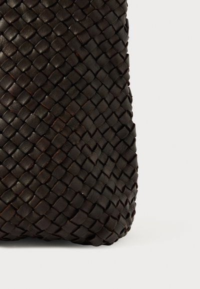 Πλεκτή μαύρη δερμάτινη τσάντα με υφή, σε ορθογώνιο σχήμα και στρογγυλεμένες γωνίες, που τονίζει περίπλοκα μοτίβα πλέξης.