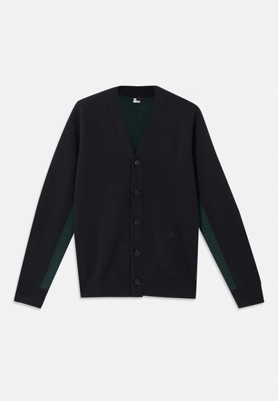 Cardigan negru cu decolteu în V, șase butoane, dungi laterale contrastante de culoare verde închis și textură țesută la mâneci și tiv.