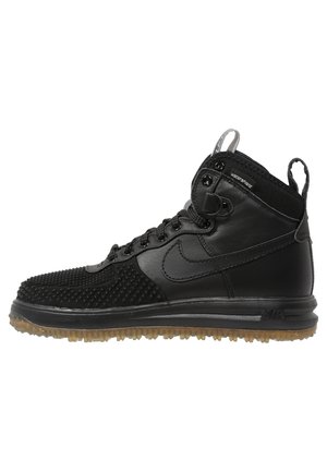 Baskets montantes noires avec devant texturé, logo Nike, fermeture à lacets, languettes de traction et semelle en gomme portant la mention "watershield."