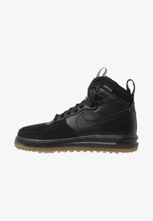 Czarny sneaker za kostkę z teksturowaną przednią częścią, logo Nike, sznurowanym zapięciem, pętlami do ściągania oraz gumową podeszwą z napisem "watershield."