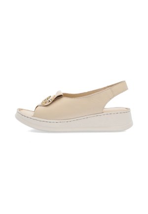 Beige sandal med åbne tæer og en slingback-rem, tyk hvid sål og guldfarvet dekorativ spænde på øverste front.