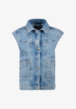 Spijkerjas zonder mouwen in lichtblauw, met een knoopsluiting aan de voorkant, twee voorzakken en een gestructureerde kraag. Heeft een vervaagde, textuurachtige afwerking.