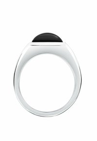 Sølvmetalring med en glat sort oval sten sat ovenpå, vist fra fronten mod en hvid baggrund.