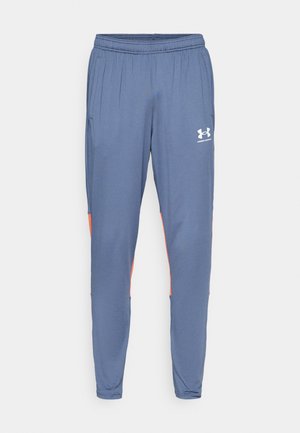 Under Armour CHALLENGER - Tracksuit bottoms - downpour gray/fire/white