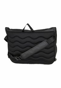 Borsa a tracolla nera con un motivo a onda testurizzato, dotata di manico superiore, tracolla regolabile e dettagli lisci. Realizzata con materiali durevoli.