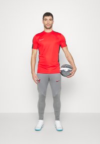 Nike Performance LFC M NK DF STRK PANT KP KS - Klubbkläder - smoke grey/tough red