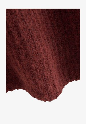 Tessuto strutturato di un dark burgundy con un aspetto morbido, caratterizzato da righe verticali e un bordo irregolare, che suggerisce un design morbido e tessuto.
