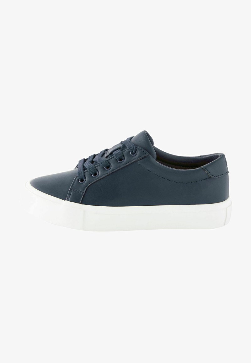 Marineblaue Leder-Sneaker mit runder Zehenpartie, weißer Gummisohle, Schnürverschluss und minimalistischem Design; glatte Textur und keine sichtbaren Muster.