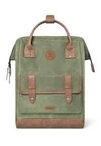 Zaino in tela verde con dettagli in pelle marrone, maniglia superiore, spallacci regolabili e patta anteriore fissata da due cinghie.