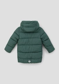Groene pufferjas met een capuchon, voorzien van horizontale baffles, een ronde logo-accent aan de achterzijde en elastische manchetten.