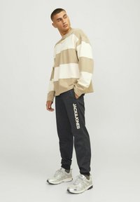 Jack & Jones JOGGING REGULAR FIT - Pantalones deportivos - black