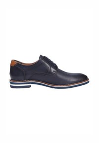 Scarpa da uomo in pelle blu navy con punta traforata, linguetta del tallone marrone e suola rigata blu e bianca.