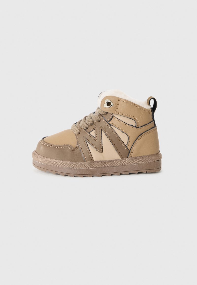 Tannfarbene und beiger Hochtop-Sneaker mit strukturiertem Finish, ausgestattet mit einem Schnürdesign, gepolstertem Kragen und Gummisohle. Akzentuiert mit Stichdetails.