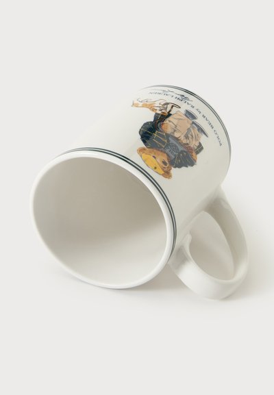 Tasse en céramique blanche avec anse, comportant un design imprimé d'un ours en peluche habillé de vêtements d'automne et le texte "Polo Bear by Ralph Lauren."