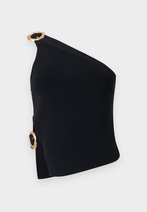 Haut noir asymétrique avec détails de boucle dorée sur l'épaule et le côté, silhouette ajustée et texture de tissu lisse.