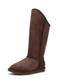 Hnědé semišové vysoké boty po kolena s kulatou špičkou, se švy a měkkou podšívkou. Plná gumová podrážka pro stabilitu.