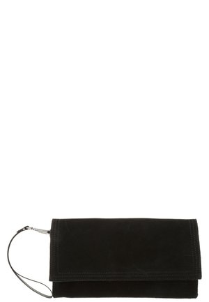 Schwarze Clutch aus Wildleder in rechteckiger Form mit Handgelenkriemen und gesteppten Randdetails auf dem Klappverschluss.