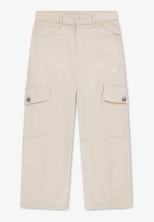 Pantalon cargo beige clair avec poches à rabat boutonnées sur chaque jambe, poches avant, passants pour ceinture et petit logo Jumpman sur la cuisse droite.