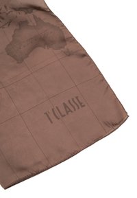 Foulard di seta con uno sfondo marrone che presenta una mappa dell'Australia in una tonalità più scura, linee della griglia e il testo "T'Classe" stampato in marrone scuro.