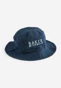 Námořnická modrá texturovaná kbelíková čepice s širokým krempou a vyšívaným logem "BAKER by TED BAKER" na přední straně.