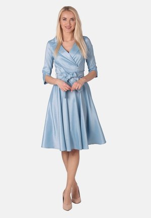 Himmelblaues Wickelkleid aus Satin mit dreiviertel Ärmeln, Gürtel in der Taille und schwingendem Rock, das eine tiefe V-Ausschnitt und eine glatte Textur aufweist.