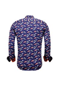 Donkerblauw shirt met lange mouwen en een herhalend patroon van kreeften en schelpen. Voorzien van manchetten met knopen en contrasterende oranje accenten.