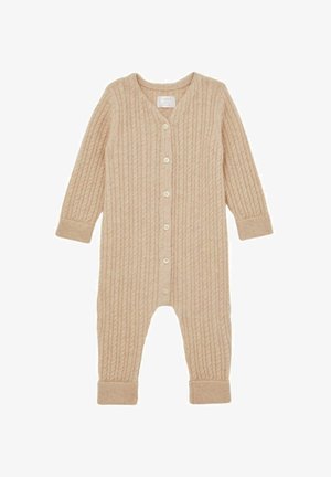 Salopetă bej tricotată cu textură reiată, având un decolteu în V, mâneci lungi și închidere cu nasturi pe față. Manșetele sunt strânse.