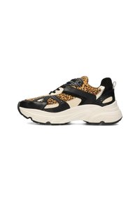Schoenen met een luipaardprint en een zwarte leren overlay, geaccentueerd met gestructureerde zwarte details, beige panelen en een robuuste witte zool. Beschikt over een vetersluiting.