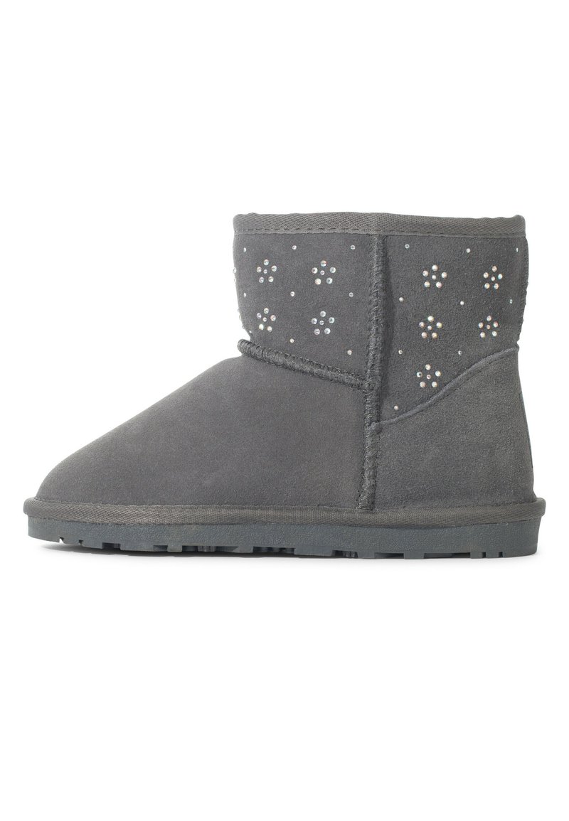 Stivale alla caviglia in suede grigio con decorazioni floreali in strass, punta arrotondata e suola piatta in gomma. Texture morbida e silhouette semplice.