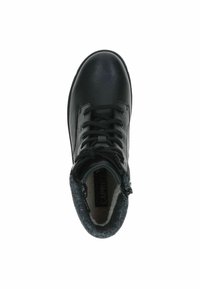 Cizmă ankle din piele neagră, cu șireturi și fermoar lateral, căptușită cu fetru gri, vârf rotunjit și un design cu textură.