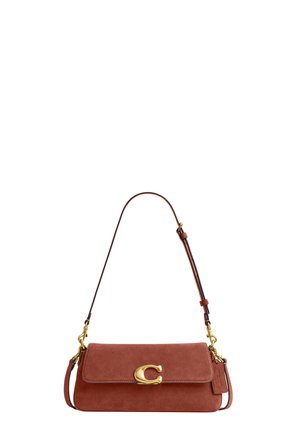 Mala pravokutna smeđa torbica od antilopa s podesivim kožnim remenom za rame i zlatnim kopčom u obliku slova "C".