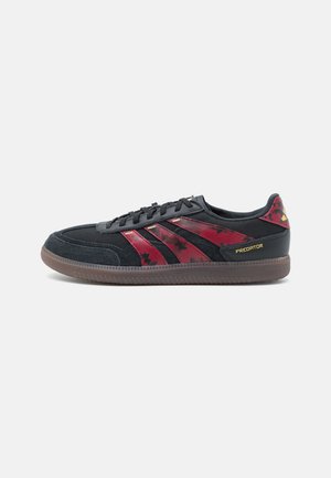 PREDATOR FREESTYLE CNY - Indoor football boots - core black/multicolor/gold metallic