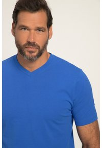 JP1880 GROSSE GRÖSSEN REINE V-AUSSCHNITT - T-shirt basic - blue