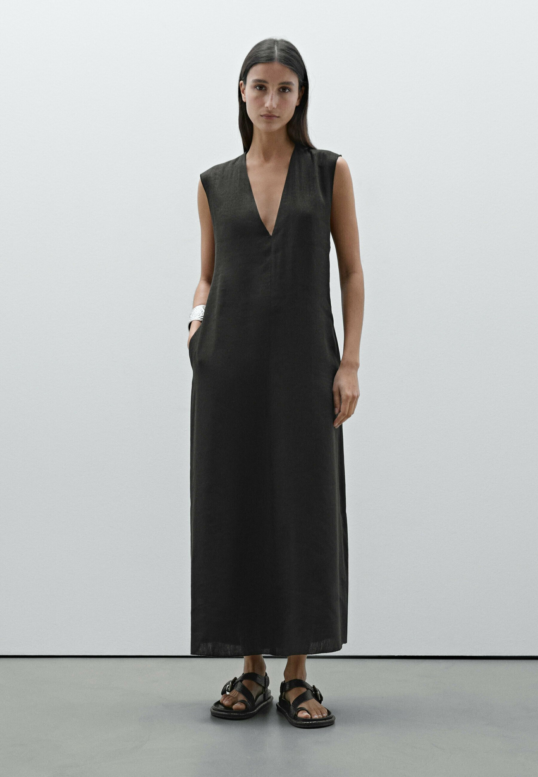 Massimo Dutti MIDI WITH V-NECK DETAIL - Maxi dress - black - Zalando.co.uk