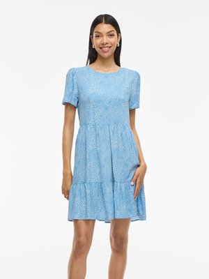 Blaues kurzärmeliges Kleid mit rundem Ausschnitt, geschichteter Rüschensaum und gesprenkeltem Muster. Hergestellt aus leichtem Stoff mit lockerer Passform.
