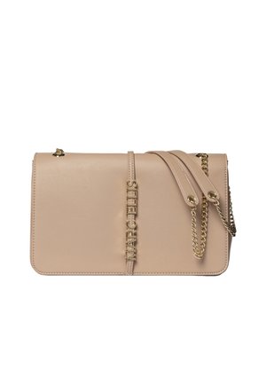 Sac à bandoulière rectangulaire en cuir beige avec une chaîne dorée et un lettrage doré "MARC ELLIS" sur la sangle centrale avant.