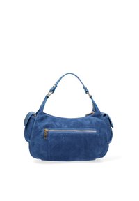 Borsa a mano in suede blu con forma arrotondata, dotata di manico superiore e tasca frontale con zip. Gli accenti includono hardware color oro e una tasca laterale.