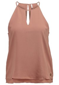 Blouse sans manches en rose poudré, avec un col en forme de goutte, une coupe droite, une texture de tissu douce, et un petit logo métallique à l'ourlet.