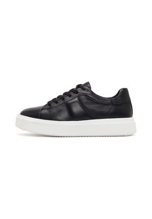 Sneaker low-top in pelle nera con lacci neri e suola spessa in gomma bianca, vista da sinistra su sfondo bianco.