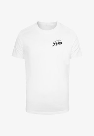 Balta trumpų rankovių marškinėliai pagaminti iš medvilnės, su juodu šriftu, užrašytu žodžiu "Palms" kairėje krūtinės pusėje.