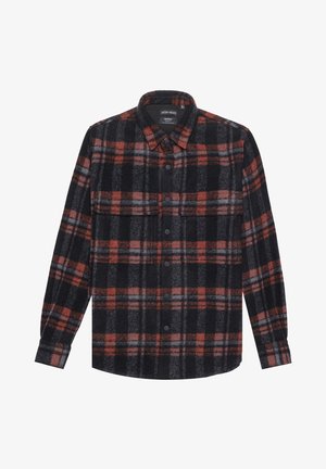 Camisa de manga larga a cuadros negros y rojos, con cuello y dos bolsillos en el pecho, hecha de tela suave.