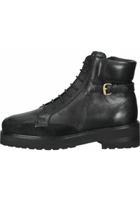 Svarta läderstövlar som når upp till ankeln med snörning framtill, mockadetaljer, kilklack och ett bältespänne på sidan. Slät yta och robust design.