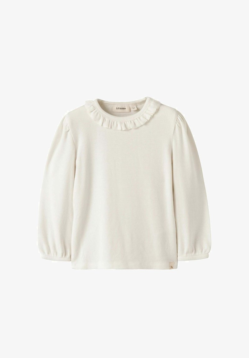 Maglietta crema a maniche lunghe a coste per bambini piccoli con colletto arricciato e polsini elasticizzati, etichettata Lil’ Atelier, davanti semplice, tessuto morbido.